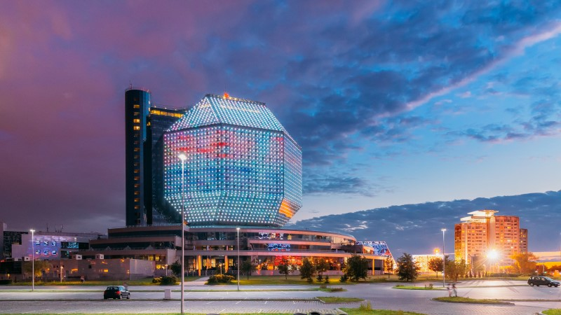 Còn được gọi là "Viên kim cương tri thức", Thư viện quốc gia Belarus là một công trình đồ sộ, nổi tiếng là một trong những tòa nhà kỳ lạ nhất thế giới. Ảnh: Shutterstock.