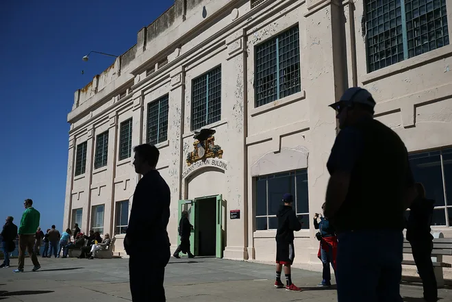 Khách du lịch đi bộ qua tòa nhà hành chính tại đảo Alcatraz vào ngày 21/3/2013.