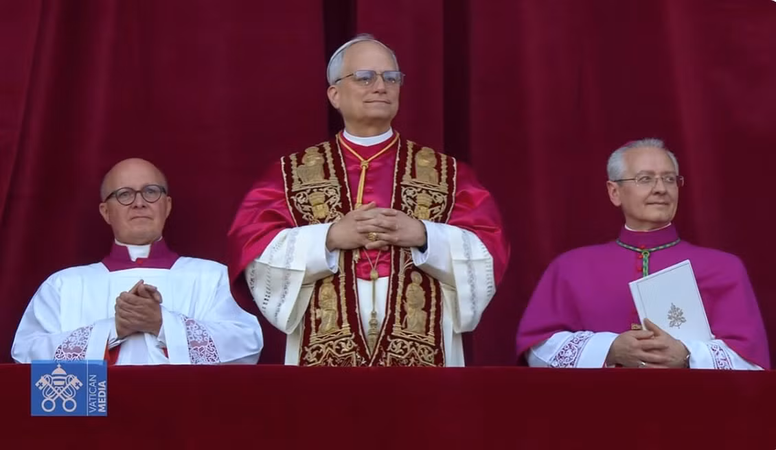 Tân Giáo hoàng Leo XIV sinh ngày 14/9/1955 tại Chicago, Illinois (Mỹ). Ông lấy bằng cử nhân Toán học tại Đại học Villanova ở Pennsylvania và tiếp tục nhận bằng Thần học từ Liên đoàn Thần học Công giáo Chicago. Ảnh: Vatican Media.