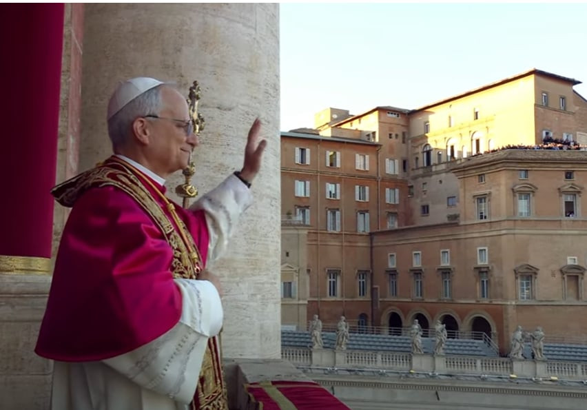 Giáo hoàng Leo XIV xúc động khi vẫy tay chào đám đông ở quảng trường bên dưới ban công. Ảnh: Vatican Media.