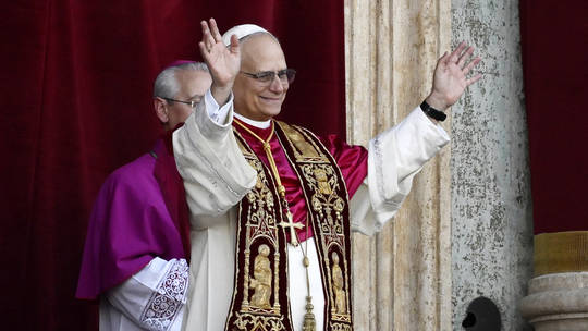 Sau khi sửa soạn trang phục xong, tân Giáo hoàng được đưa tới ban công chính của Vương cung thánh đường Thánh Peter, nơi ông lần đầu ra mắt công chúng. Tân Giáo hoàng Leo XIV xuất hiện trên ban công và gửi lời chào đến mọi người. Ảnh: GI. 