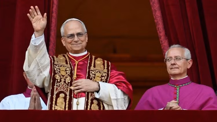 Sau đó, ông được gửi đến Rome để học giáo luật tại Đại học Giáo hoàng Saint Thomas Aquinas và được thụ phong linh mục vào tháng 6/1982. Ông từng giảng dạy luật giáo luật tại chủng viện ở Trujillo, Peru. Ảnh: Vatican News.