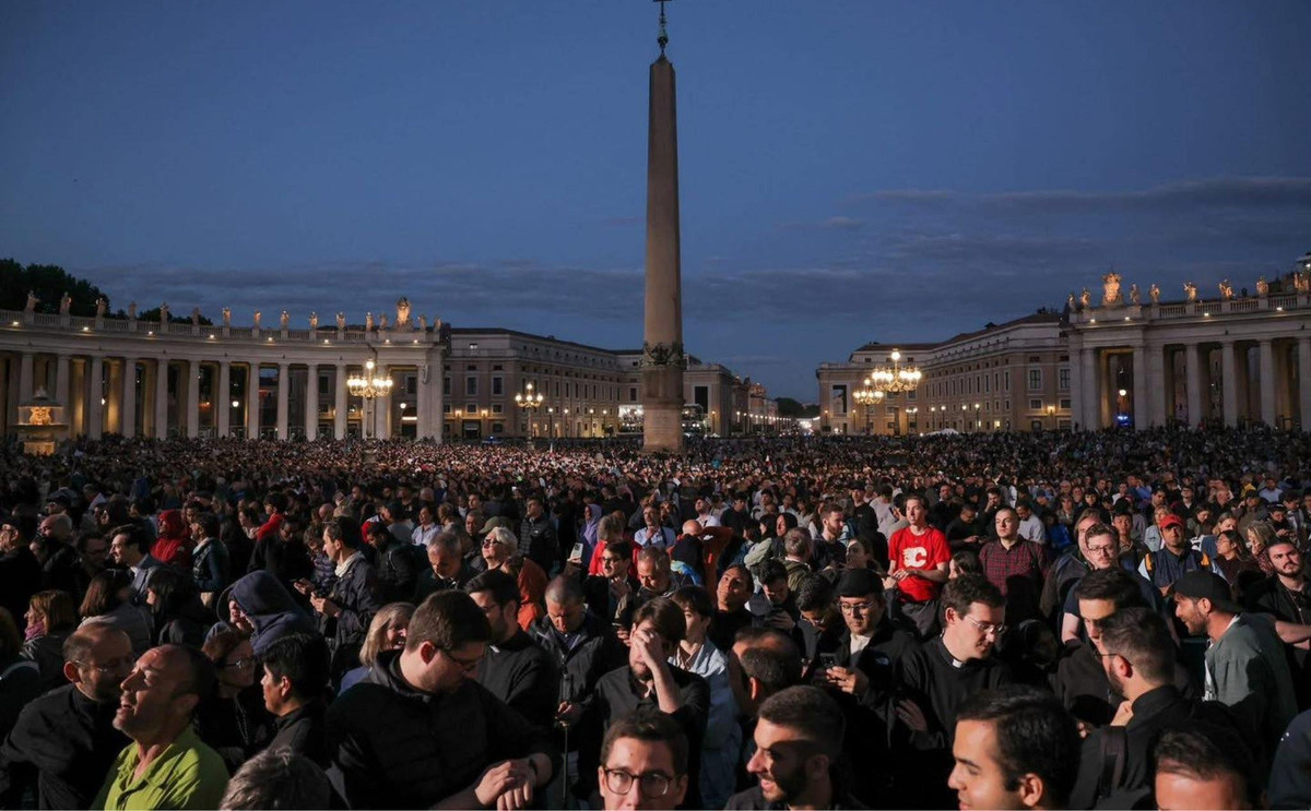 Hàng chục nghìn người đã đổ về Quảng trường Thánh Peter để chào đón tân Giáo hoàng. Ảnh: Vatican Media.