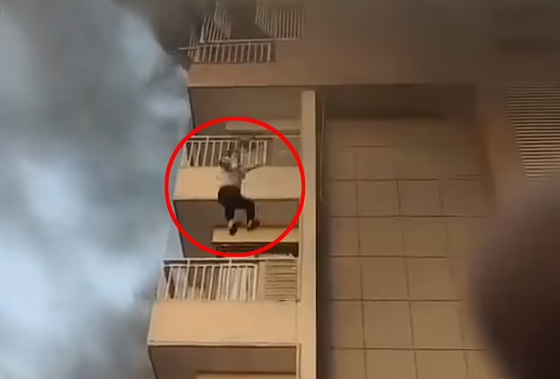 Kinh hai khoanh khac co gai nhay tu tang 5 chung cu dang chay