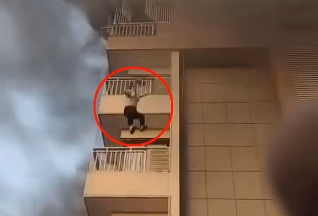 Kinh hai khoanh khac co gai nhay tu tang 5 chung cu dang chay