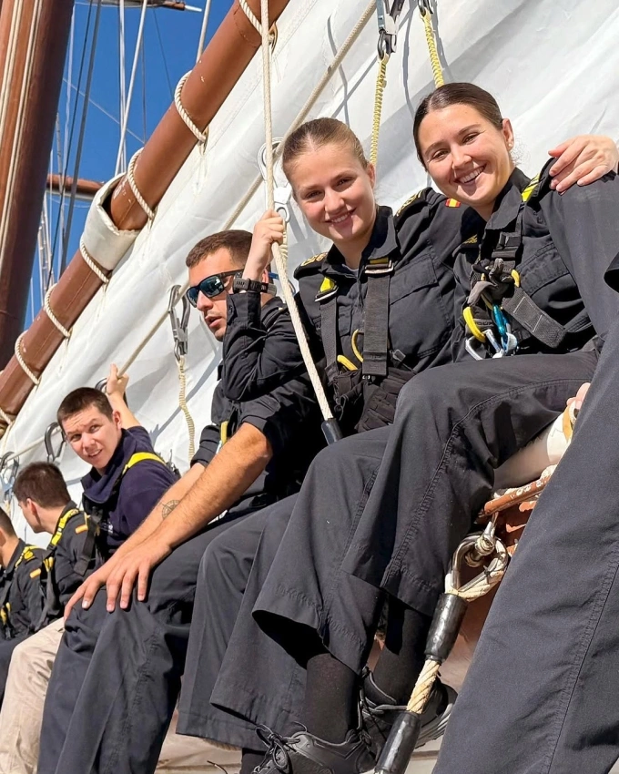 Trong hải trình kéo dài khoảng 6 tháng, Công chúa Leonor sinh hoạt, học tập và rèn luyện kỹ năng cùng 76 học viên sĩ quan. Ảnh: Instagram.