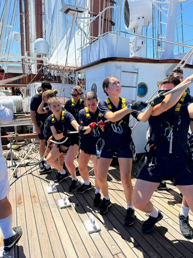 Video trên tài khoản Instagram chính thức của Hoàng gia Tây Ban Nha cho thấy Công chúa Leonor cùng các học viên hải quân thực hiện các bài huấn luyện kéo dây giăng buồm, cột dây cố định cánh buồm và huấn luyện thể lực...Ảnh: HC.