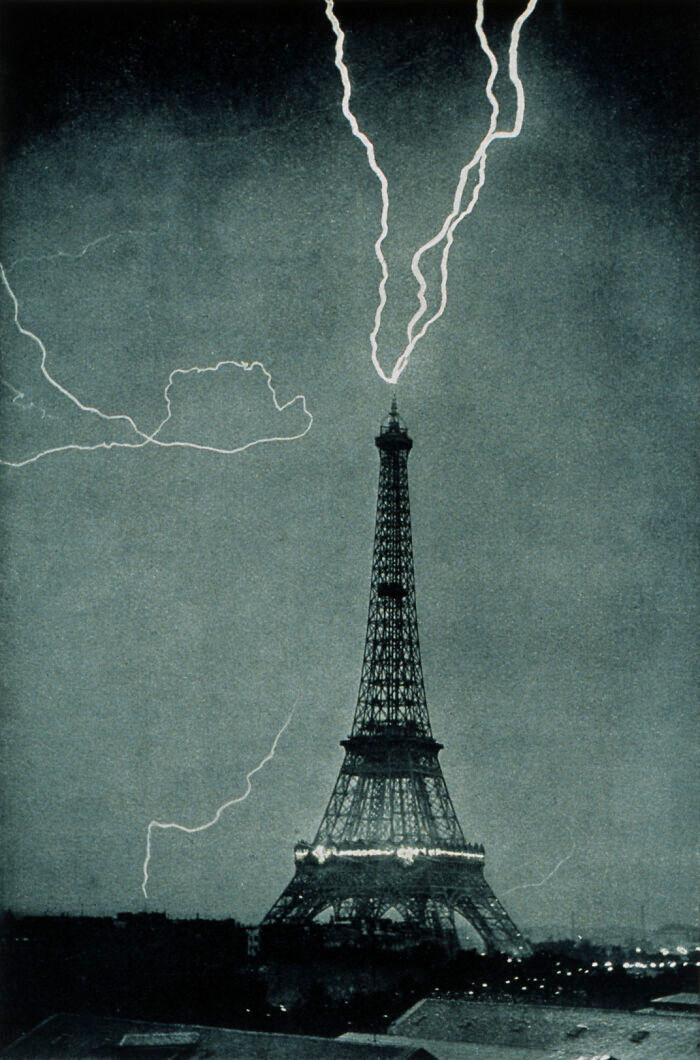 Sét đánh vào tháp Eiffel, Pháp, năm 1902.
