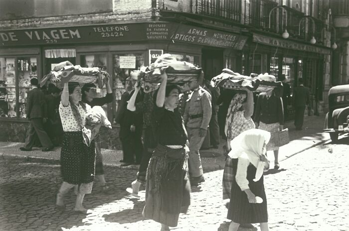 Người dân trên đường phố Lisbon, Bồ Đào Nha, những năm 1936 - 1939.