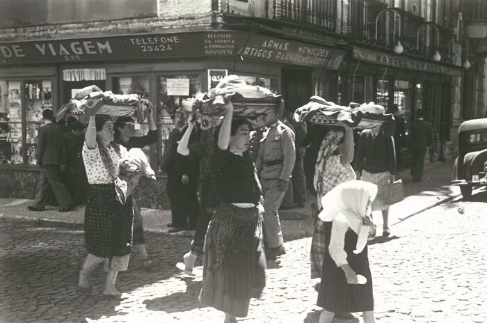 Người dân trên đường phố Lisbon, Bồ Đào Nha, những năm 1936 - 1939.