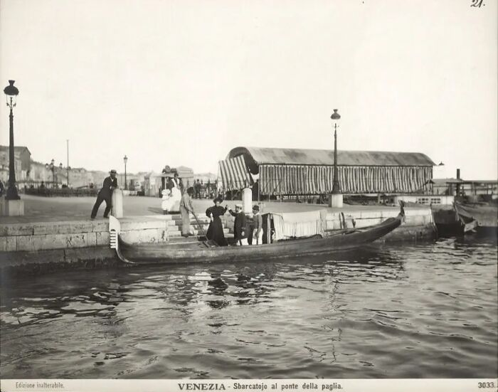 Thuyền Gondola tại Ponte Della Paglia ở Venice, Italy, vào năm 1900.