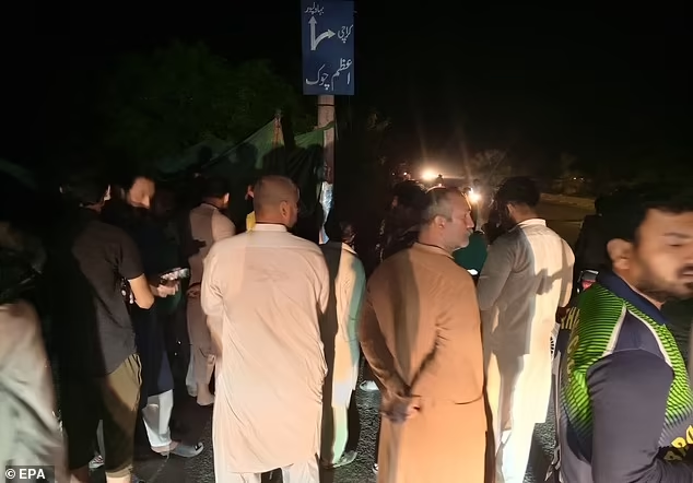 "Những cuộc không kích này đã gây ra thương vong cho một số thường dân, bao gồm cả phụ nữ và trẻ em", một tuyên bố của Bộ ngoại giao Pakistan cho biết, đồng thời cáo buộc rằng hành động của Ấn Độ "là hành vi vi phạm rõ ràng chủ quyền của Pakistan". Ảnh: EPA.