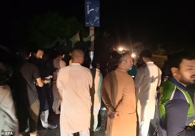 "Những cuộc không kích này đã gây ra thương vong cho một số thường dân, bao gồm cả phụ nữ và trẻ em", một tuyên bố của Bộ ngoại giao Pakistan cho biết, đồng thời cáo buộc rằng hành động của Ấn Độ "là hành vi vi phạm rõ ràng chủ quyền của Pakistan". Ảnh: EPA.