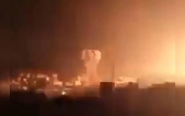 Quân đội Pakistan sau đó pháo kích nhiều vị trí của Ấn Độ dọc ranh giới hai nước, tuyên bố rằng đã bắn hạ ít nhất 5 máy bay Ấn Độ và bắt một số binh sĩ làm tù binh. Ảnh: DM.