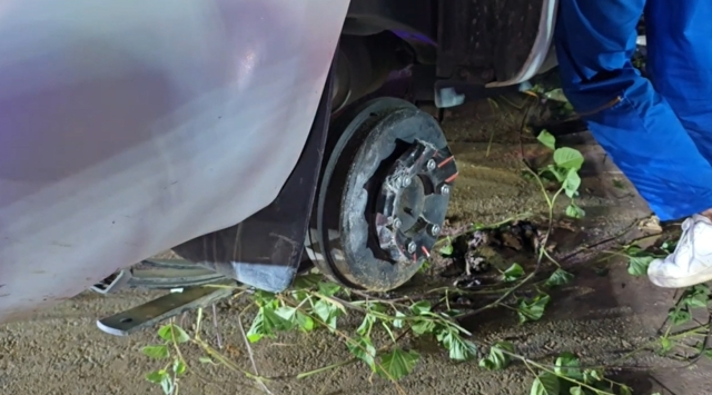 Ô tô nổ lốp đâm vào cột điện, gia đình 5 người thương vong - Hình 2 O to no lop dam vao cot dien, gia dinh 5 nguoi thuong vong-Hinh-2