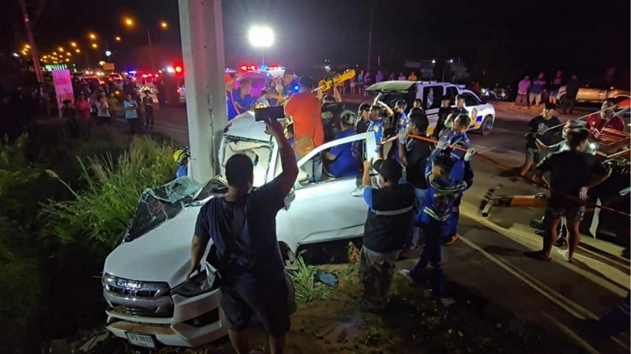 Ô tô nổ lốp đâm vào cột điện, gia đình 5 người thương vong O to no lop dam vao cot dien, gia dinh 5 nguoi thuong vong