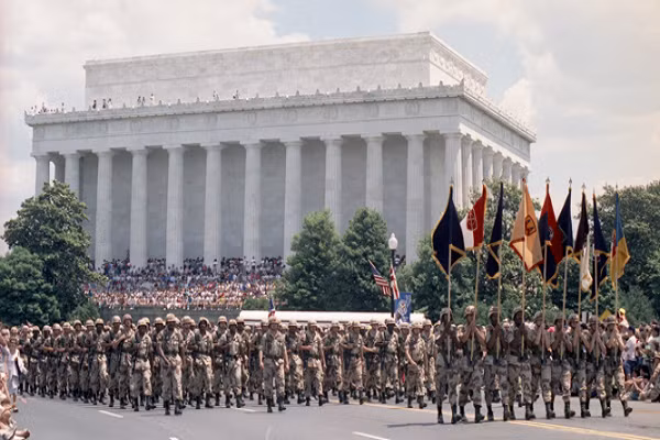 Vào ngày 8/6/1991, Mỹ đã tổ chức buổi duyệt binh quy mô lớn để ăn mừng chiến thắng sau cuộc Chiến tranh Vùng Vịnh. Theo Smithsonian Magazine, hơn 8.000 quân nhân đã diễu hành qua Đại lộ Constitution ở thủ đô Washington DC cùng nhiều loại vũ khí, khí tài quân sự như xe tăng, tên lửa Patriot, máy bay chiến đấu...Ảnh chụp màn hình: CBS News.