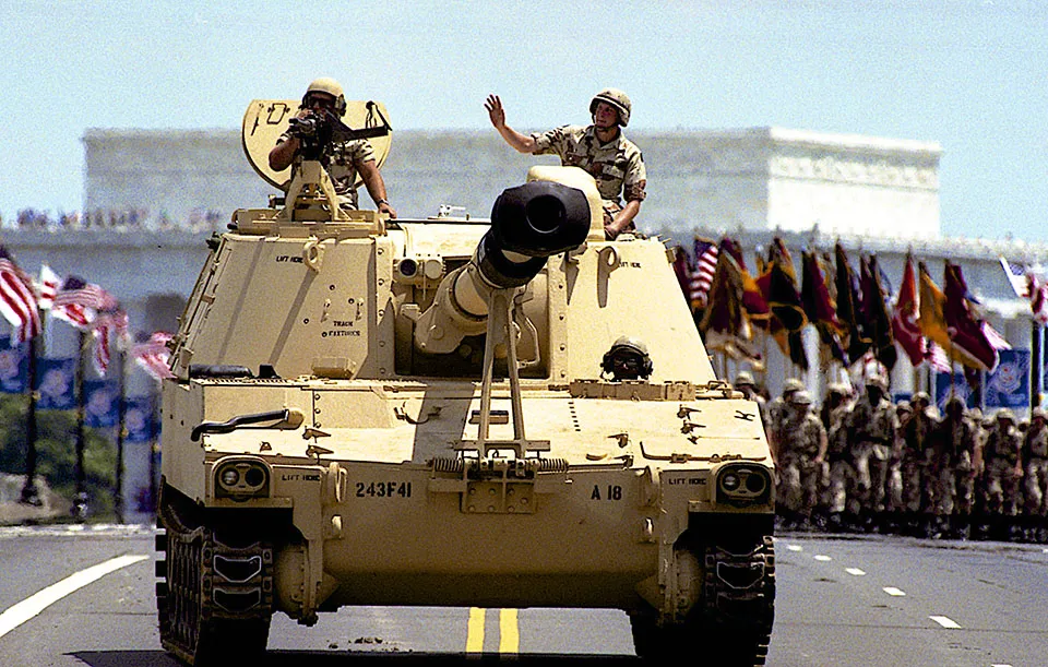 Tướng H. Norman Schwarzkopf đã dẫn đầu đoàn quân gồm hàng nghìn binh sĩ diễu hành tại thủ đô Washington DC trong lễ duyệt binh năm 1991. Khoảng 200.000 người dân chào đón, cổ vũ các binh sĩ trong lễ diễu binh hoành tráng khi đó. Ảnh: Zuma.