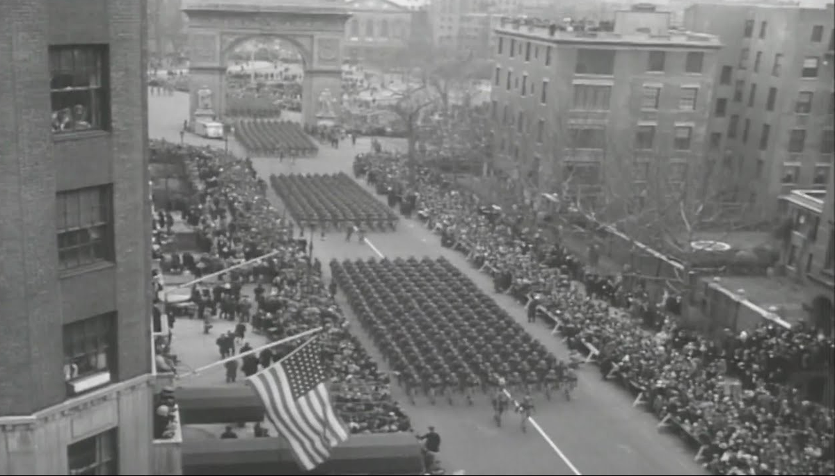 Cuộc duyệt binh năm 1946 có sự tham gia của khoảng 13.000 quân. Ảnh: BI.