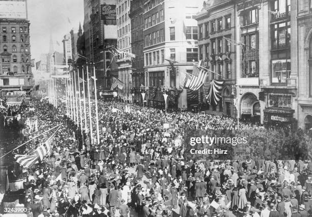 Sau khi Chiến tranh Thế giới thứ nhất kết thúc, Quân đội Mỹ tổ chức cuộc duyệt binh quy mô lớn ở thành phố New York năm 1919. Được chỉ huy bởi tướng John J. Pershing, cuộc duyệt binh này có sự tham gia của 25.000 lính Mỹ trở về từ châu Âu. Ảnh: GI.