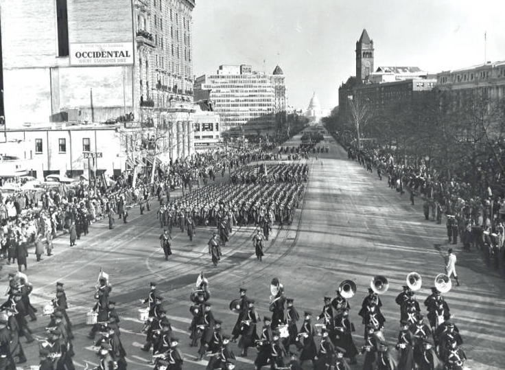 Lễ diễu binh quy mô lớn là một phần trong lễ nhậm chức của Tổng thống John F. Kennedy năm 1961. Cuộc duyệt binh này có sự tham gia của nhiều loại khí tài hạng nặng hiện đại nhất của Mỹ và của thế giới thời bấy giờ, bao gồm cả tên lửa và pháo tự hành hạng nặng. Ảnh: VMI.