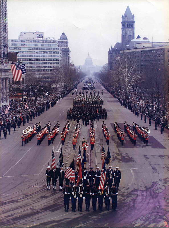 Bức hình chụp cuộc diễu binh trong lễ nhậm chức của Tổng thống Mỹ khi đó là ông Dwight D. Eisenhower vào năm 1957. Tổng thống Dwight Eisenhower và Phó Tổng thống Richard Nixon khi đó thị sát khẩu pháo 90mm trên các xe tăng của Lục quân đi qua Đại lộ Pennsylvania. Ảnh: Flickr.