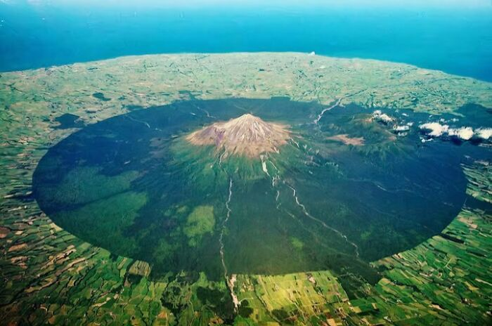 Núi Taranaki ở New Zealand, vòng tròn xanh đậm lớn là một công viên quốc gia.