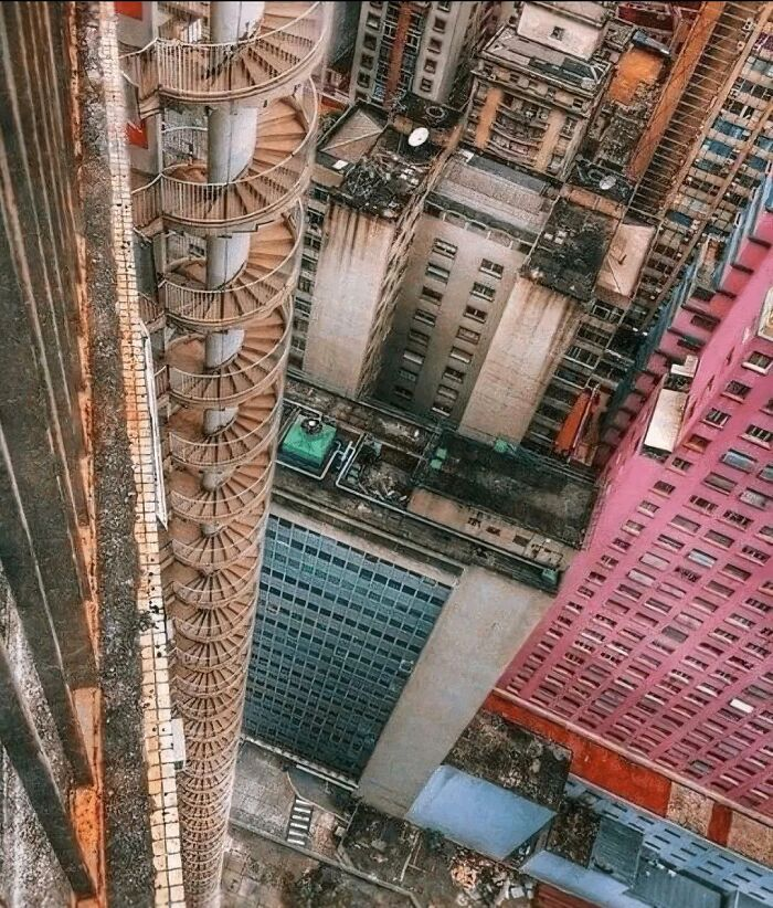 Cầu thang xoắn ốc ngoài trời ở Brazil.