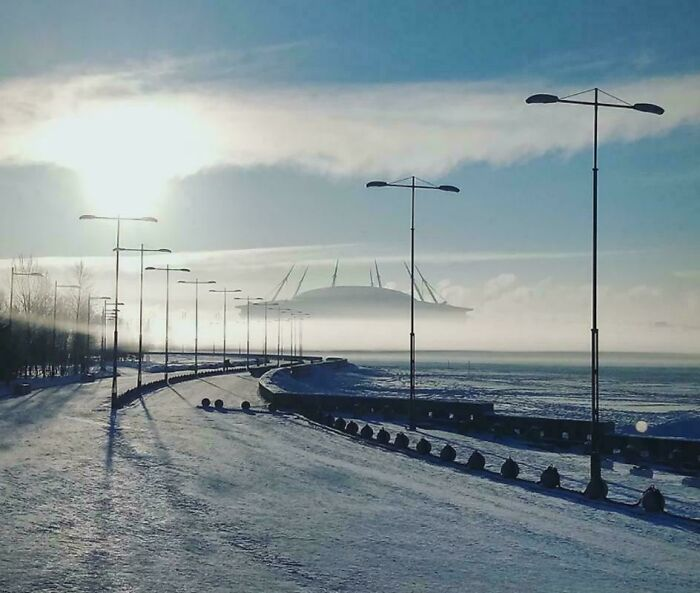 Sương mù làm cho sân vận động trông giống như một con tàu vũ trụ.