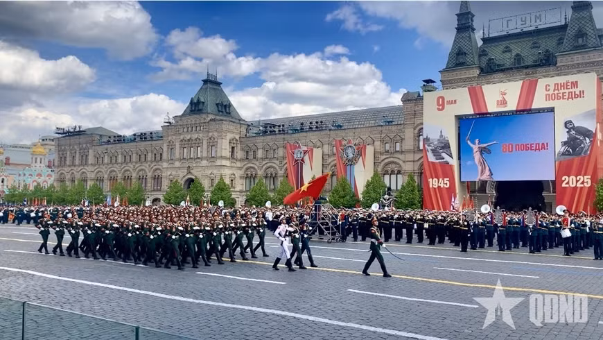 Tong duyet Le duyet binh tren Quang truong Do