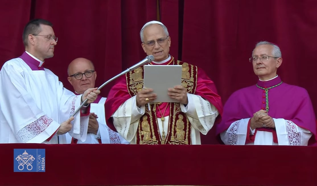 “Cầu bình an cho tất cả anh chị em. Đây là lời chào đầu tiên của Chúa phục sinh và tôi cũng muốn lời chào bình an này đi vào trái tim và gia đình chúng ta”, Giáo hoàng Leo XIV nói trước đám đông tại Quảng trường Thánh Peter. Ảnh: Vatican Media.