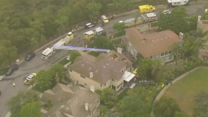 Máy bay lao xuống nhà dân ở Mỹ, phi công thiệt mạng - Hình 2 May bay lao xuong nha dan o My, phi cong thiet mang-Hinh-2