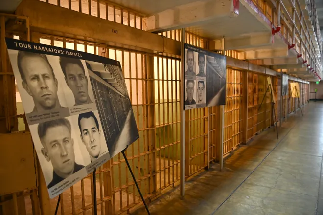 Dòng nước chảy mạnh xung quanh đảo và nhiệt độ nước lạnh khiến việc trốn thoát khỏi nhà tù trên đảo là gần như không thể, và trại giam này đã trở thành một trong những nhà tù khét tiếng nhất trong lịch sử nước Mỹ. Vào ngày 11/8/1934, một nhóm tù nhân liên bang được phân loại là "nguy hiểm nhất" đã bị đưa đến nhà tù an ninh nghiêm ngặt này.