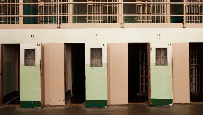 The Hole - Phòng giam biệt lập tại Alcatraz.