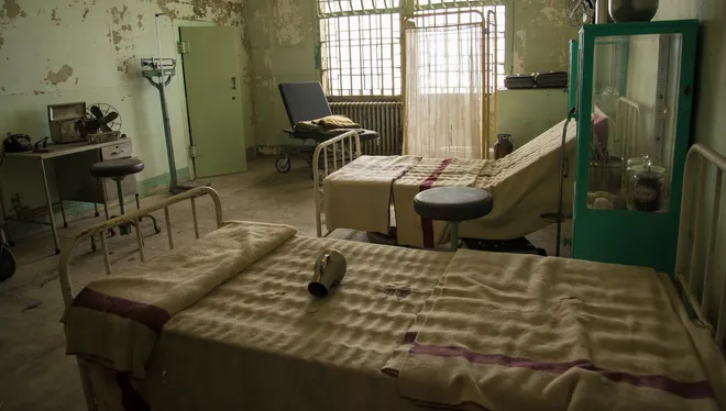 Phòng giam bên trong nhà tù Alcatraz. Trong suốt 29 năm nhà tù này hoạt động, một số tội phạm khét tiếng từng bị giam giữ ở đây bao gồm Al Capone, Bumpy Johnson,...