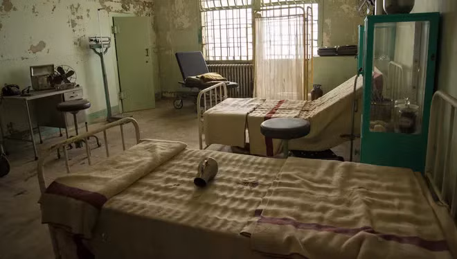 Phòng giam bên trong nhà tù Alcatraz. Trong suốt 29 năm nhà tù này hoạt động, một số tội phạm khét tiếng từng bị giam giữ ở đây bao gồm Al Capone, Bumpy Johnson,...