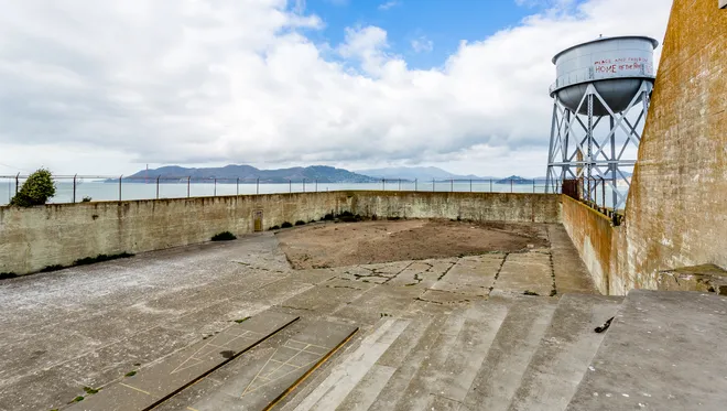 Sân tập thể dục tại nhà tù Alcatraz.