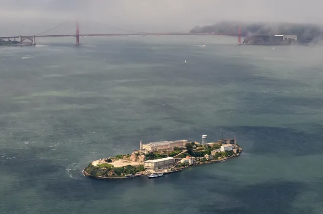 Ảnh chụp từ trên cao đảo Alcatraz và nhà tù trên đảo ở San Francico ngày 16/5/2024.