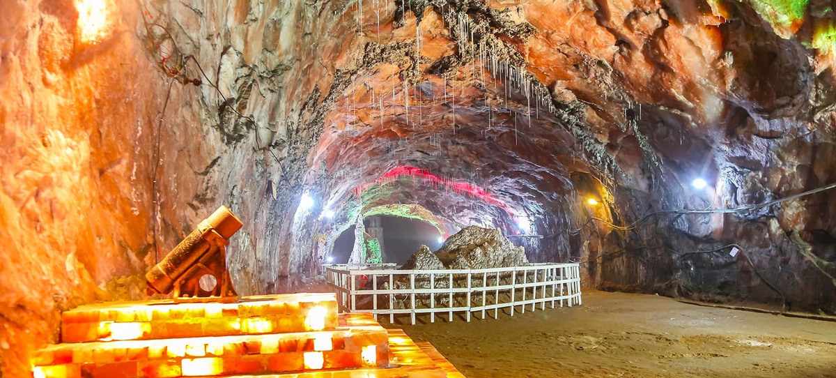 Mỏ muối Khewra, nằm ở tỉnh Punjab, là một trong những mỏ muối lớn nhất thế giới. Đây cũng là một địa điểm thu hút khách du lịch. Ảnh: TP.