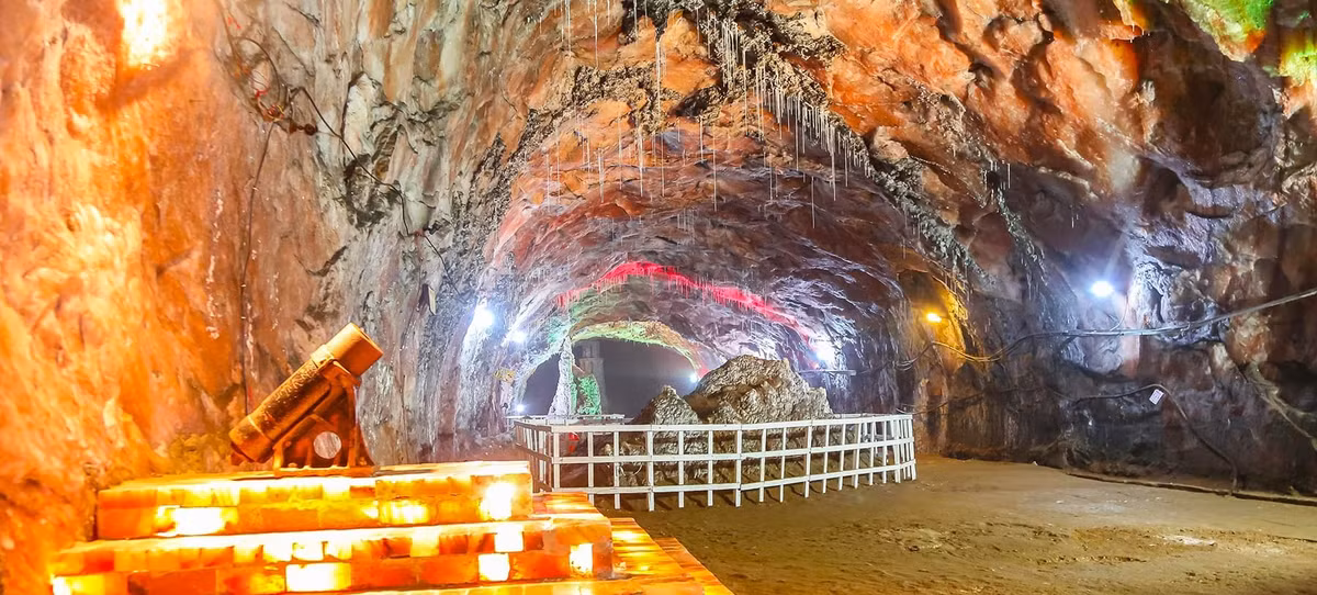Mỏ muối Khewra, nằm ở tỉnh Punjab, là một trong những mỏ muối lớn nhất thế giới. Đây cũng là một địa điểm thu hút khách du lịch. Ảnh: TP.