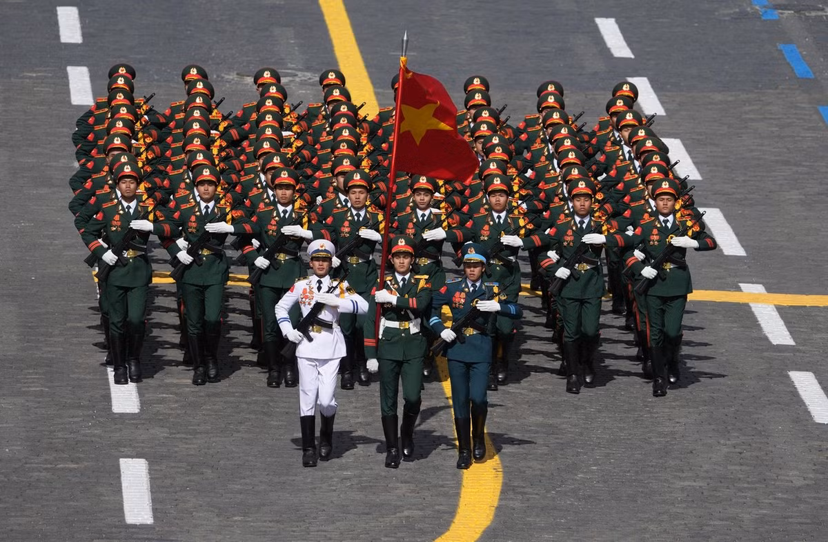 Hình ảnh 68 quân nhân của Trường Sĩ quan Lục quân 1, đại diện cho Quân đội Nhân dân Việt Nam tham gia lễ duyệt binh, tiến qua lễ đài. Đây là lần đầu tiên Việt Nam cử lực lượng tham gia lễ duyệt binh trên Quảng trường Đỏ.