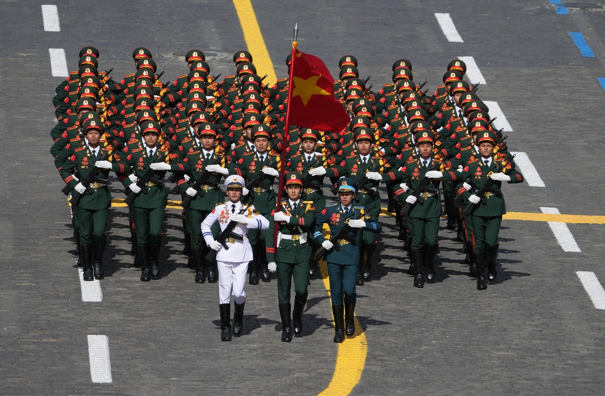 Hình ảnh 68 quân nhân của Trường Sĩ quan Lục quân 1, đại diện cho Quân đội Nhân dân Việt Nam tham gia lễ duyệt binh, tiến qua lễ đài. Đây là lần đầu tiên Việt Nam cử lực lượng tham gia lễ duyệt binh trên Quảng trường Đỏ.