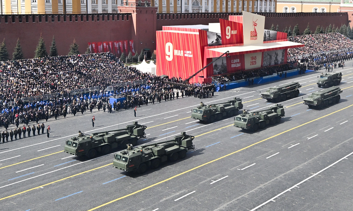 Pháo tự hành bánh lốp 2S44 Giatsint-K.