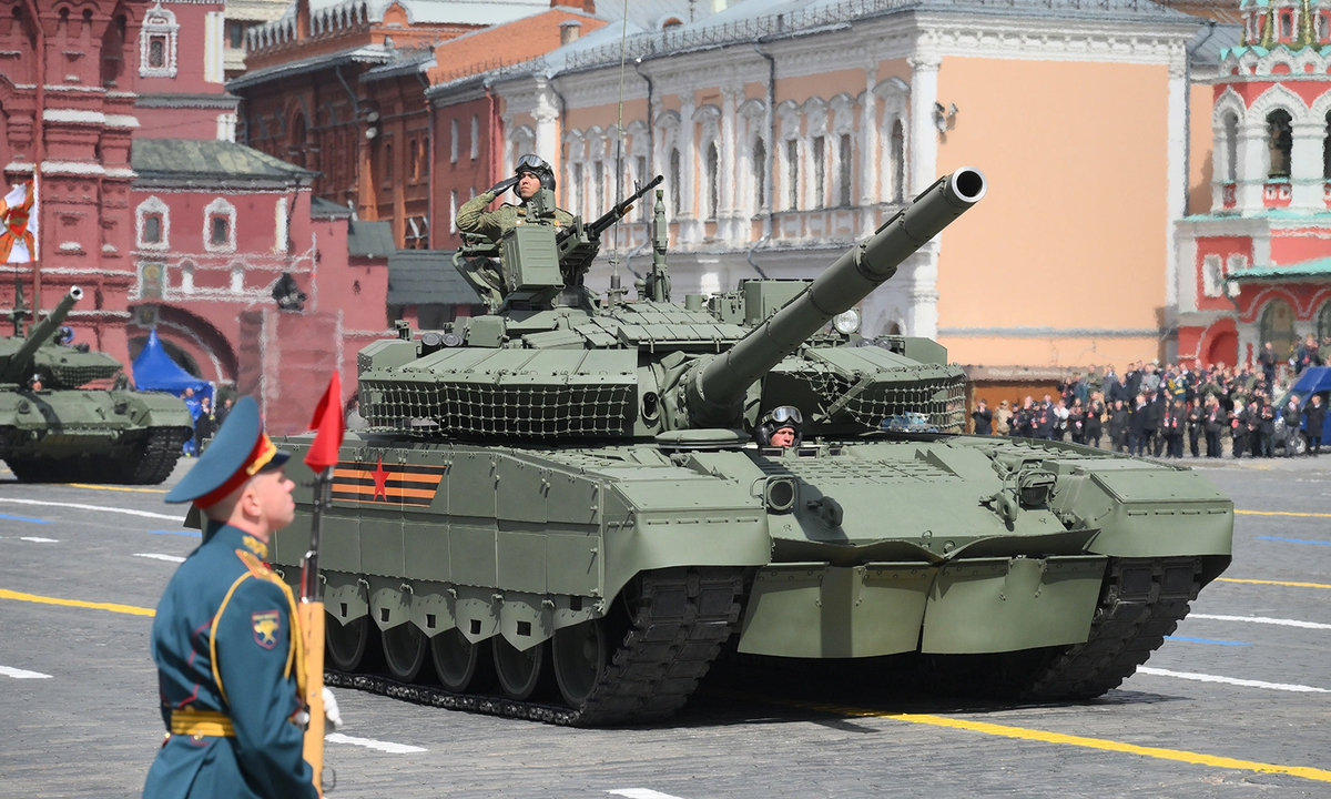 Xe tăng chủ lực T-80BVM trong lễ duyệt binh.