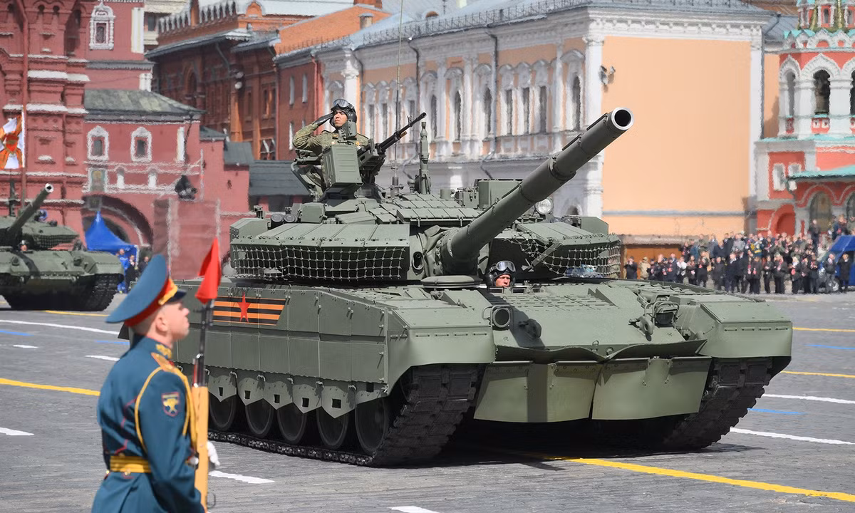 Xe tăng chủ lực T-80BVM trong lễ duyệt binh.