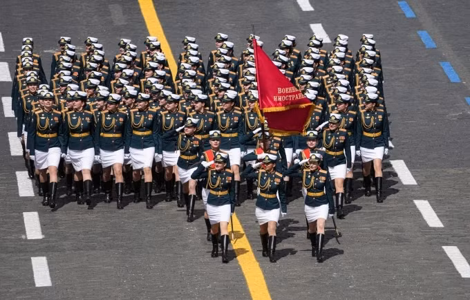 Khối quân nhân nữ Nga tham gia duyệt binh kỷ niệm Ngày Chiến thắng.