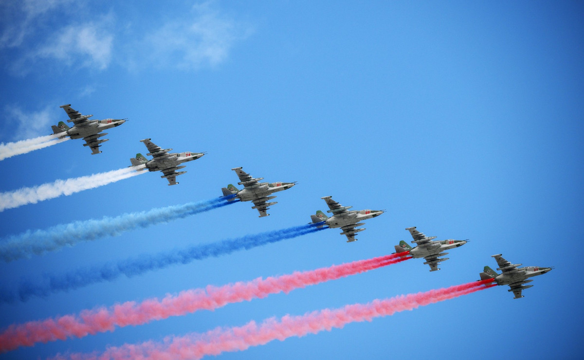 Phần duyệt binh trên không diễn ra với sự tham gia của 15 máy bay.