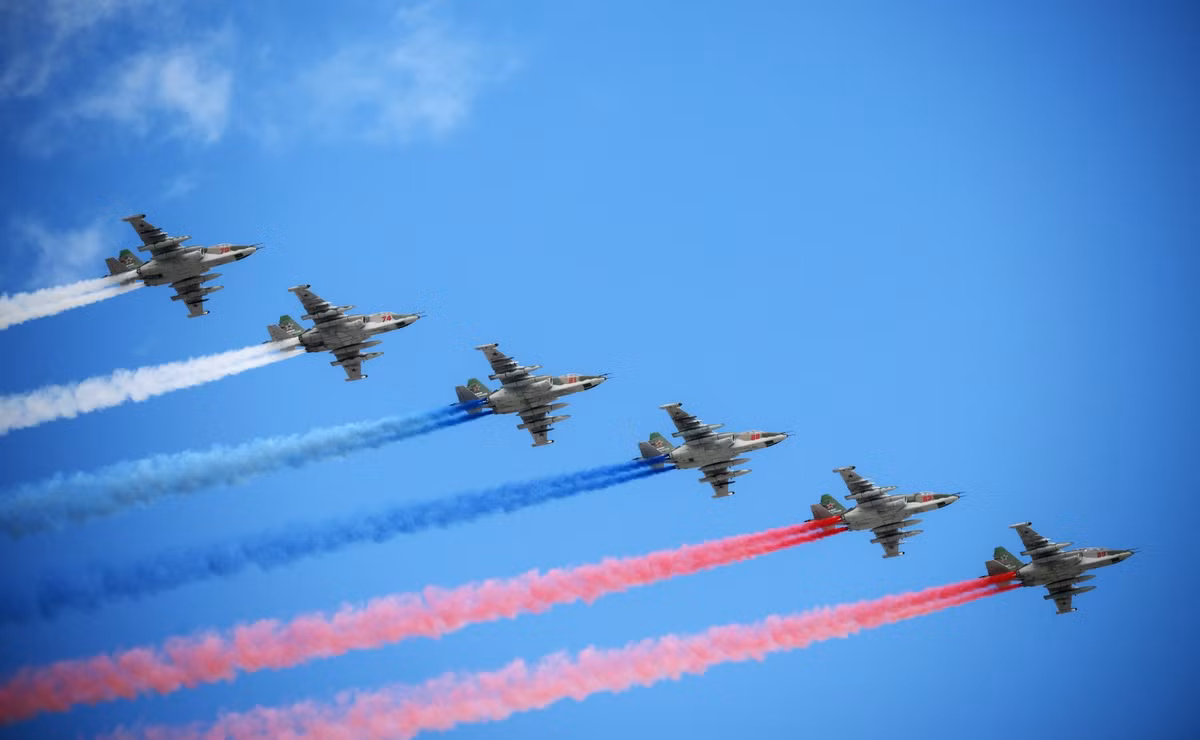 Phần duyệt binh trên không diễn ra với sự tham gia của 15 máy bay.