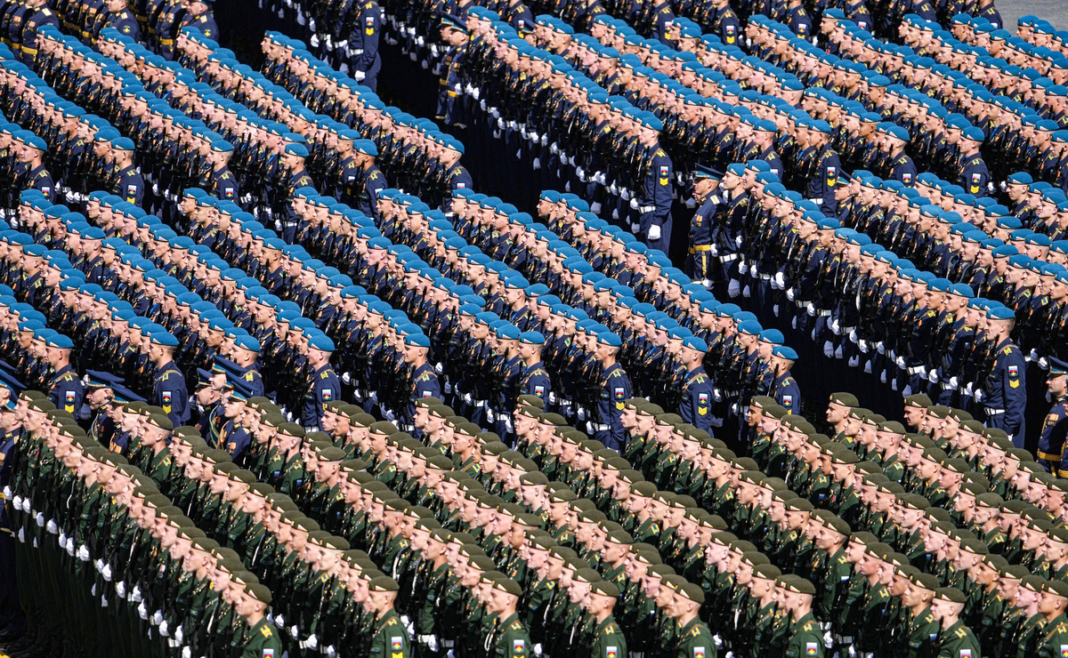 Được biết, hơn 11.000 quân nhân đã tham gia duyệt binh, gồm binh sĩ Nga và đoàn quân đội từ 13 quốc gia gồm Việt Nam, Ai Cập, Azerbaijan, Belarus, Kazakhstan, Kyrgyzstan, Myanmar, Mông Cổ, Lào, Tajikistan, Turkmenistan, Trung Quốc và Uzbekistan.