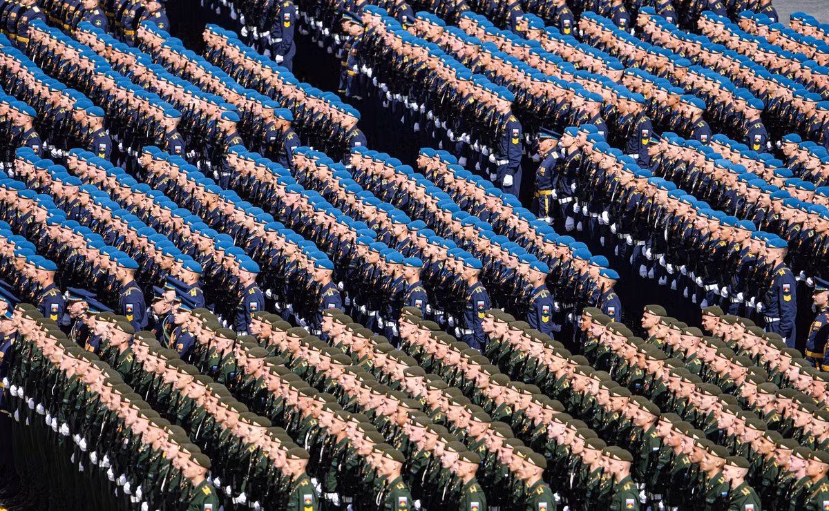 Được biết, hơn 11.000 quân nhân đã tham gia duyệt binh, gồm binh sĩ Nga và đoàn quân đội từ 13 quốc gia gồm Việt Nam, Ai Cập, Azerbaijan, Belarus, Kazakhstan, Kyrgyzstan, Myanmar, Mông Cổ, Lào, Tajikistan, Turkmenistan, Trung Quốc và Uzbekistan.